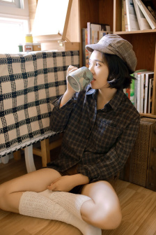 在逃生游戏里花式挨草